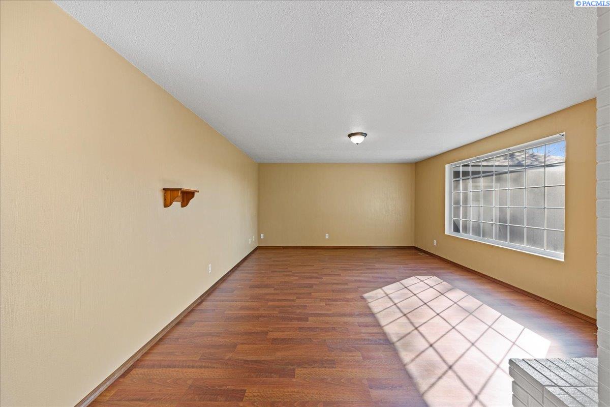 210404 East Schuster Road Kennewick, WA 99337 - Photo 5 of 33 Gallery Image 5
