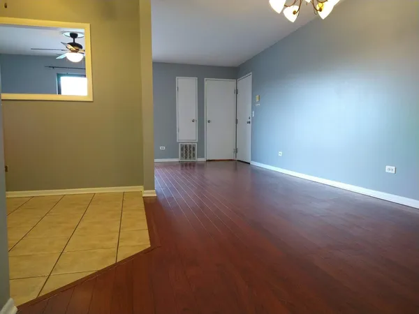 $1,900 | 2260 Abbeywood Drive, Unit F, Lisle, IL 60532