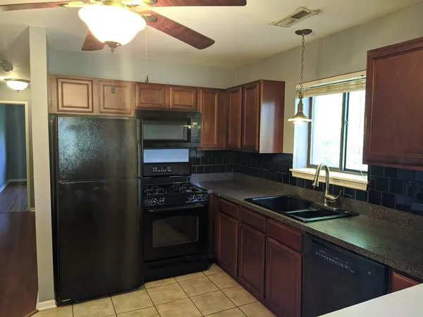 $1,900 | 2260 Abbeywood Drive, Unit F, Lisle, IL 60532