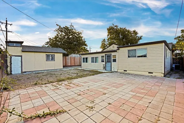 a view of a house with a backyard