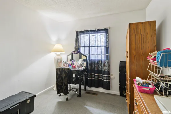 $99,900 | 1490 Meadow Drive, Galesburg, IL 61401