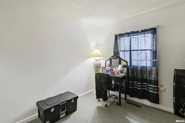 $99,900 | 1490 Meadow Drive, Galesburg, IL 61401