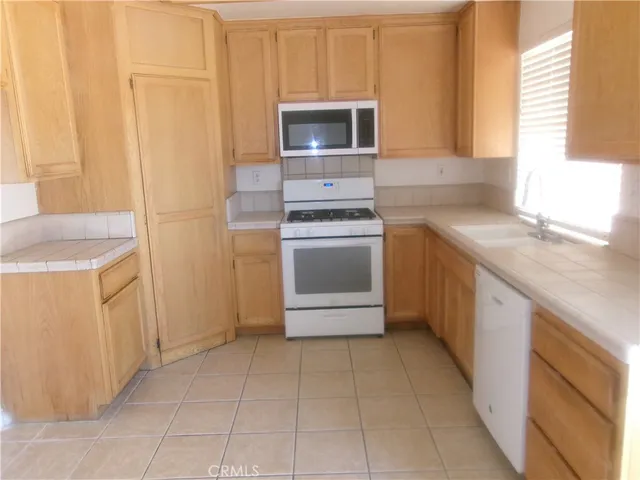 $2,400 | 11875 10th Avenue, Hesperia, CA 92345