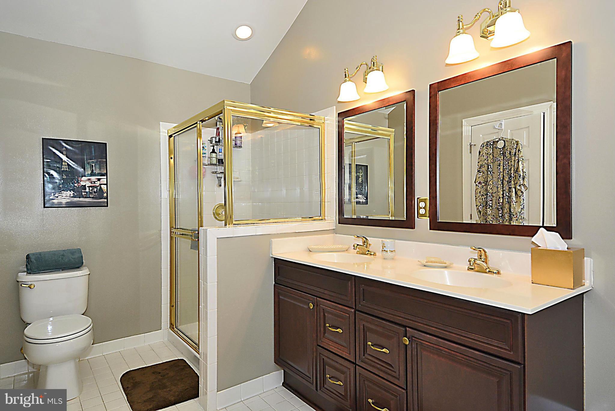 133 Roland Court Southwest, Unit 133 Vienna, VA 22180 - Photo 16 of 30 Bath (Master)
