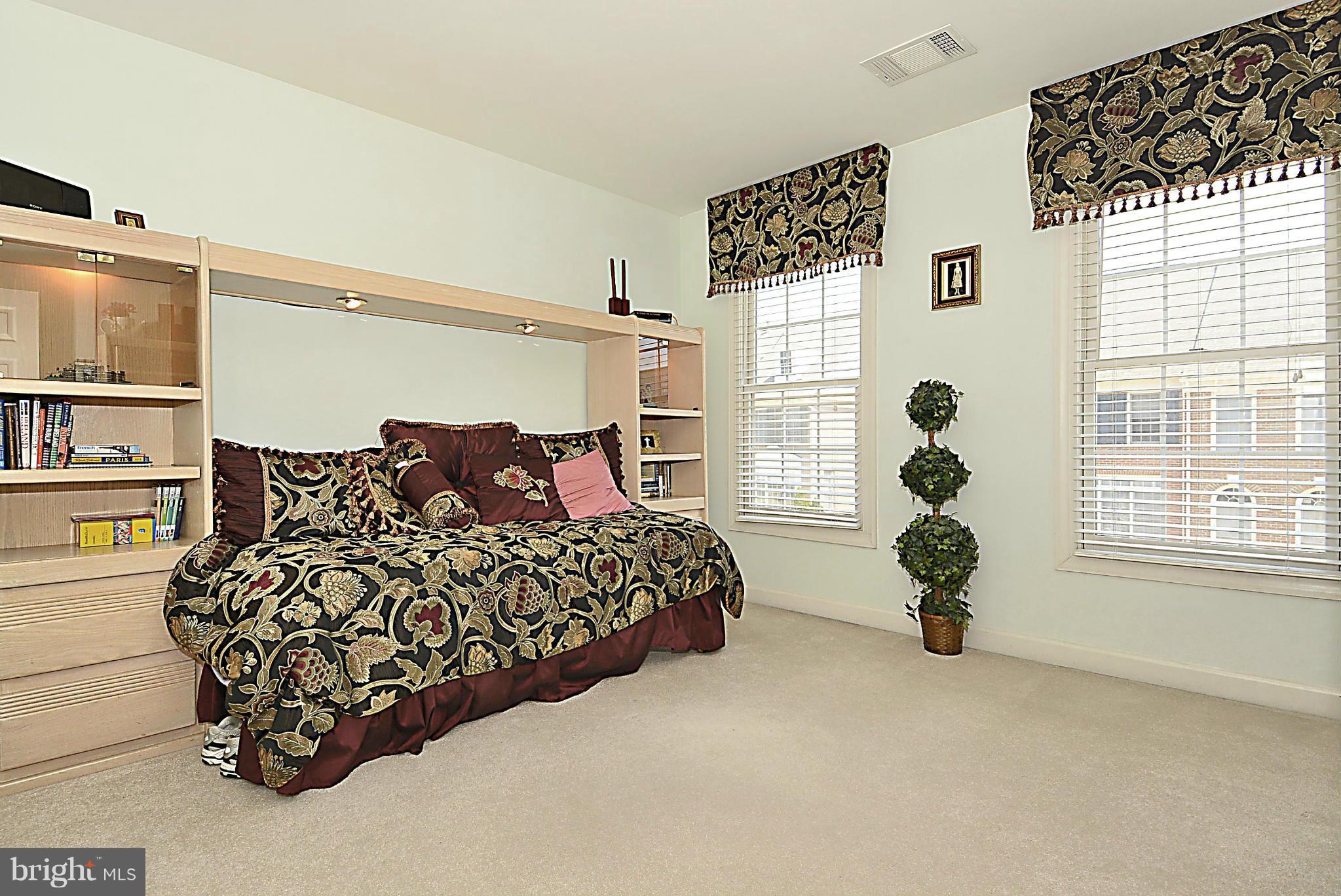 133 Roland Court Southwest, Unit 133 Vienna, VA 22180 - Photo 19 of 30 Bedroom
