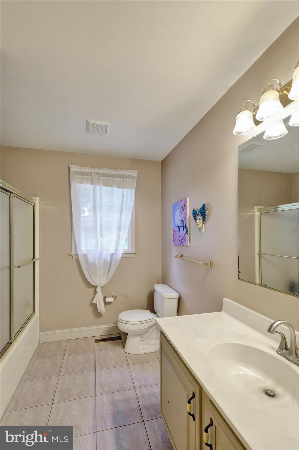 713 Old Fritztown Road Reading, PA 19608 - Photo 25 of 45 Second level hall bath