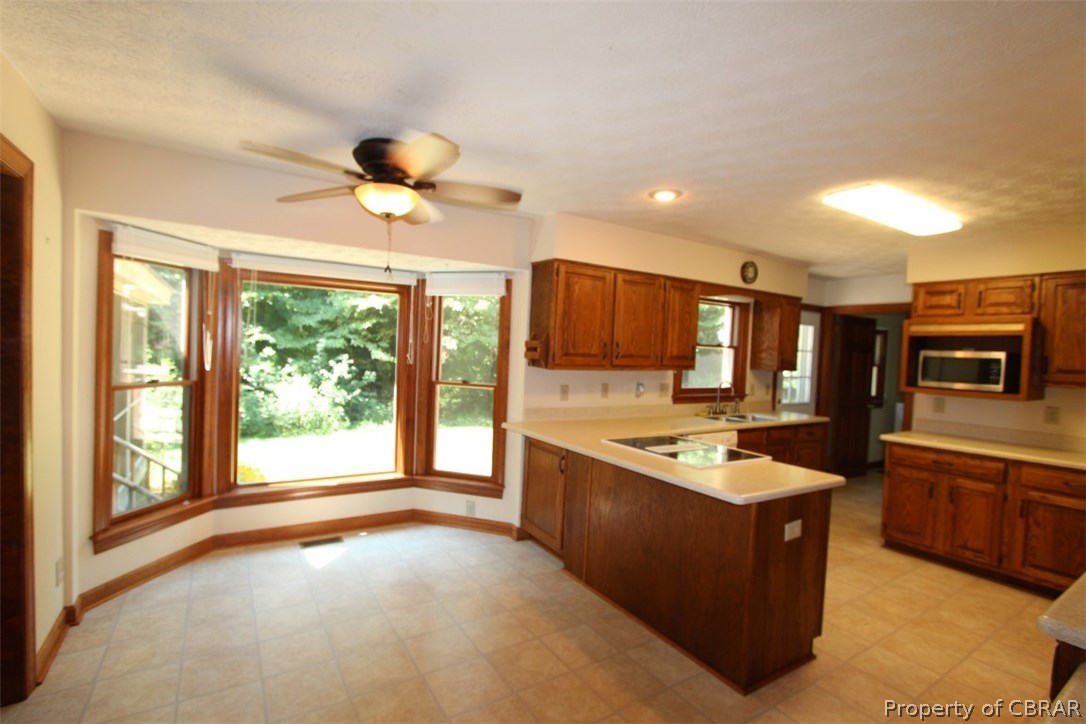 308 Tides Run Yorktown, VA 23692 - Photo 7 of 34 a kitchen with a stove a sink and a refrigerator