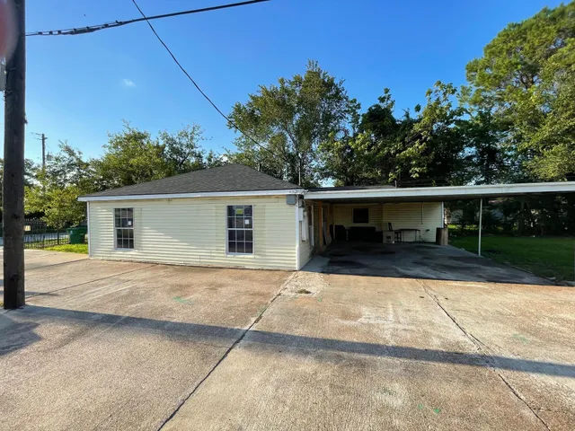 front view of house with a yard