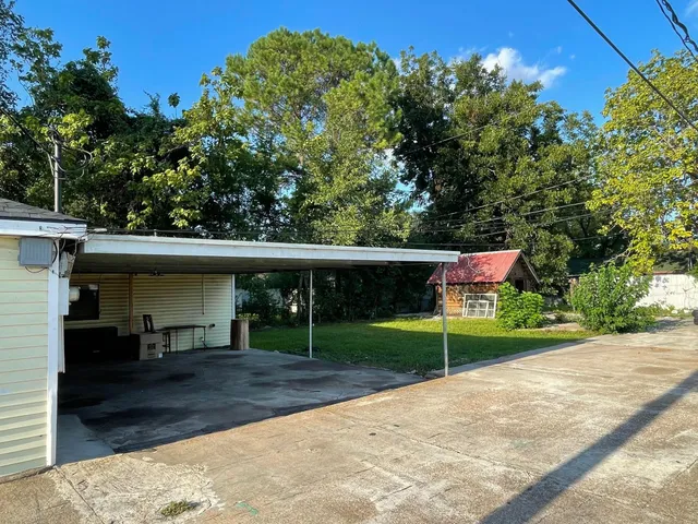 a view of a backyard