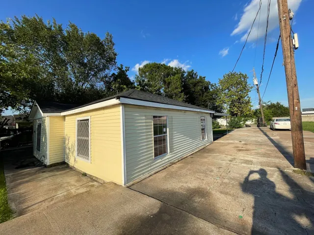 a view of a house with a backyard