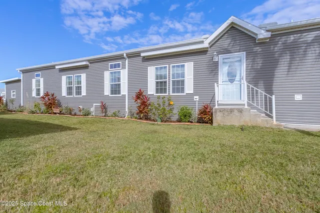 a view of a house with backyard and garden