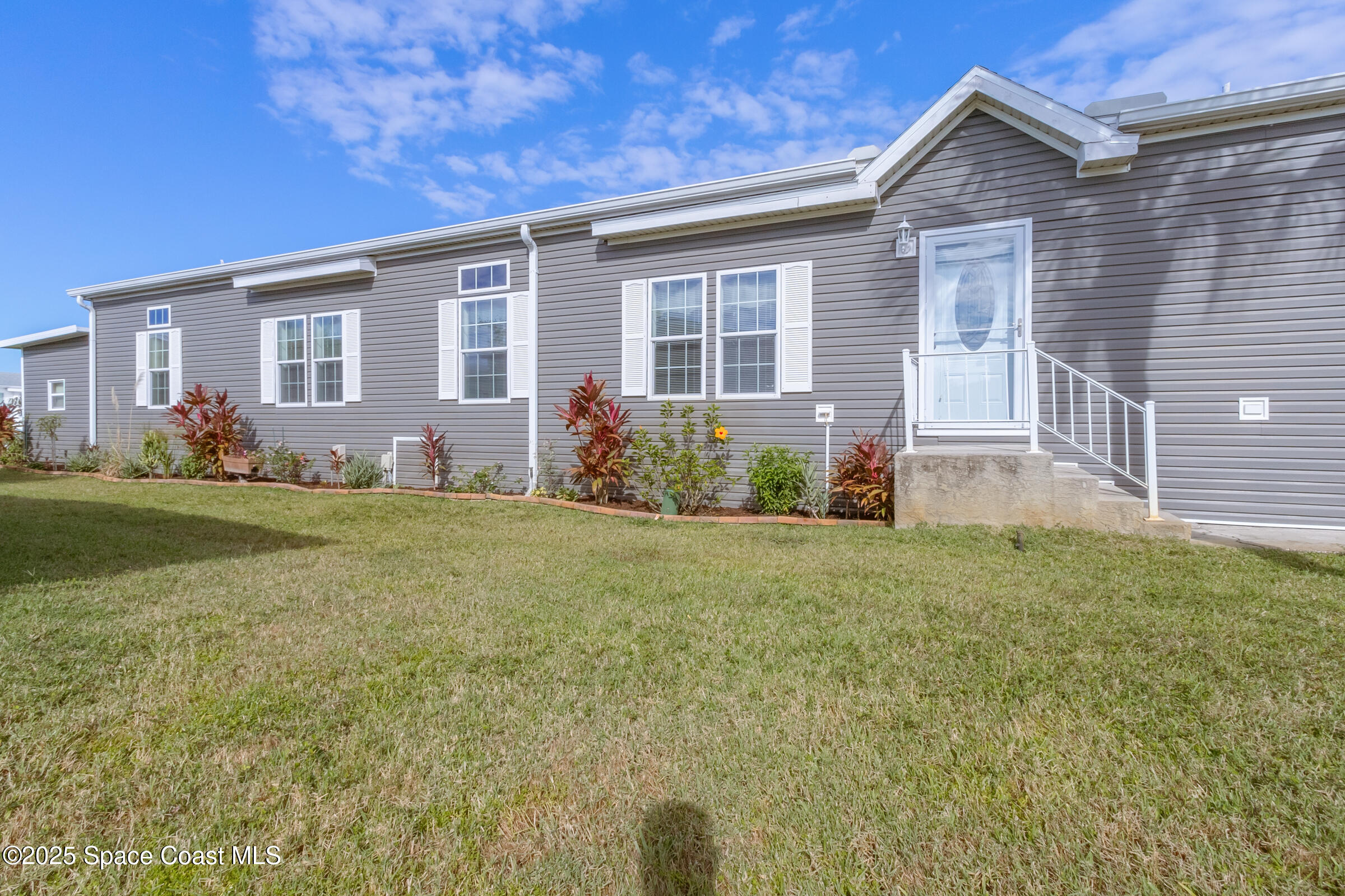 694 Outer Drive, Unit 184 Cocoa, FL 32926 - Photo 4 of 38 a view of a house with backyard and garden
