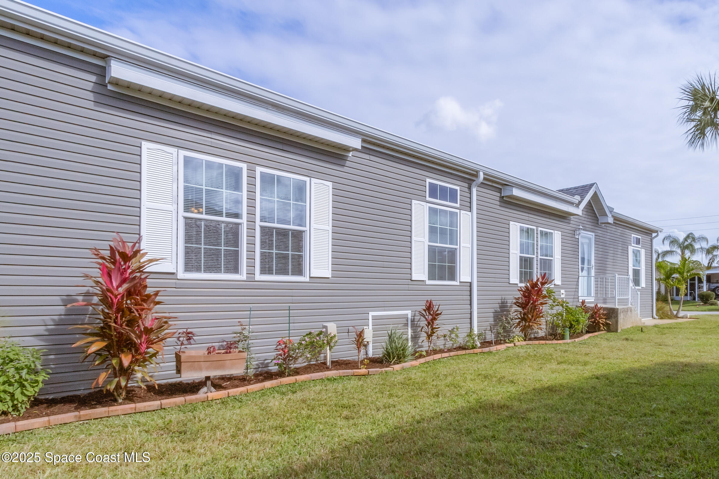 694 Outer Drive, Unit 184 Cocoa, FL 32926 - Photo 5 of 38 a front view of house with yard