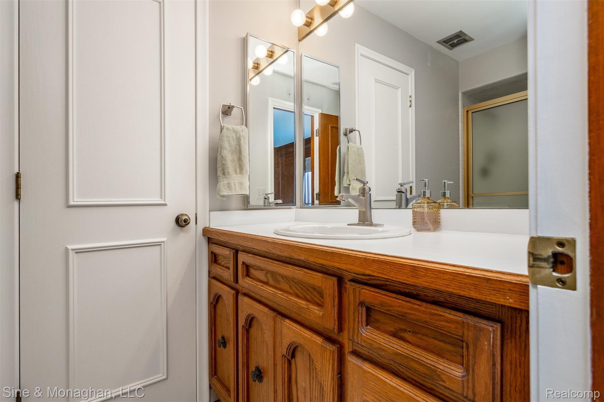 96 Lewiston Road Grosse Pointe, MI 48236 - Photo 27 of 76 96 Lewiston Int S029.jpg