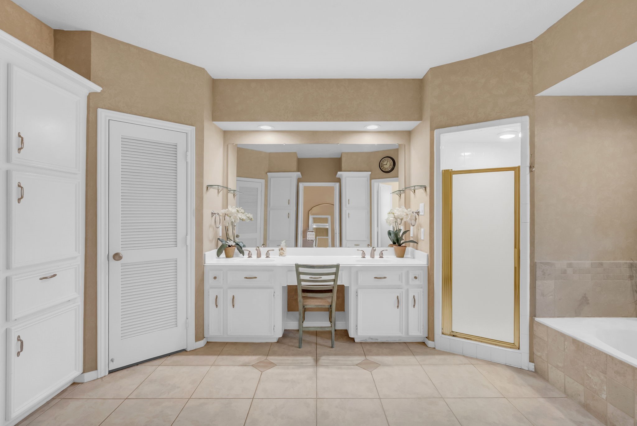 6034 Oak Creek Lane Spring, TX 77379 - Photo 19 of 42 The Ensuite Primary Bath has separate vanities, a Jetted garden tub, Separate Shower and tile flooring! 6034 Oak Creek Ln., Spring, TX 77379