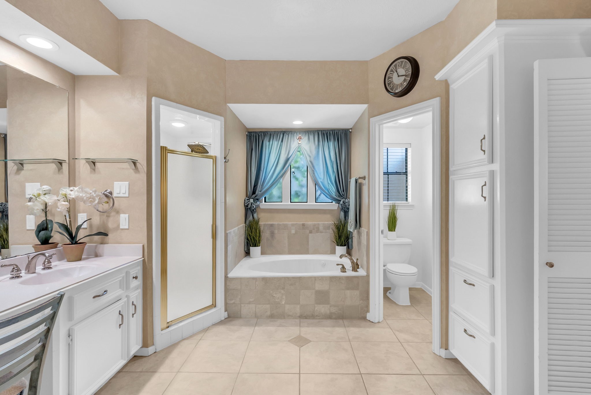 6034 Oak Creek Lane Spring, TX 77379 - Photo 20 of 42 Another view of the Primary Ensuite! 6034 Oak Creek Ln., Spring, TX 77379