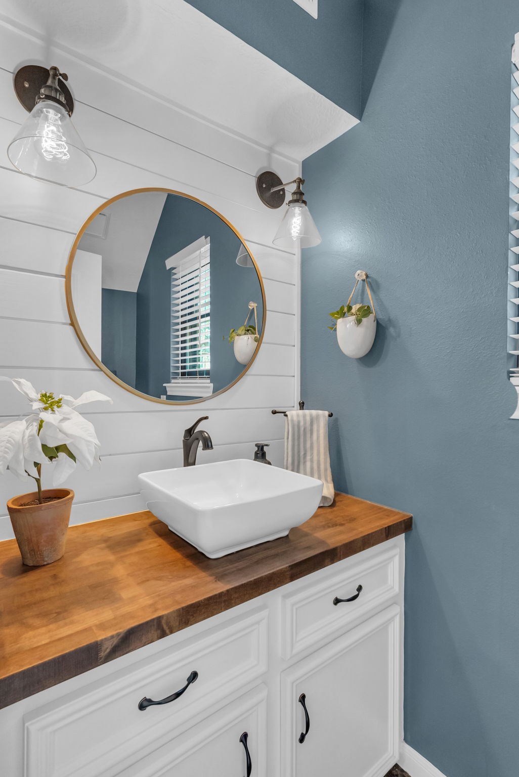 6034 Oak Creek Lane Spring, TX 77379 - Photo 21 of 42 Half Bath for You & Your Guests! 6034 Oak Creek Ln., Spring, TX 77379