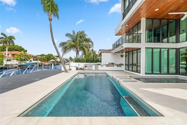 a view of a big room with a big yard