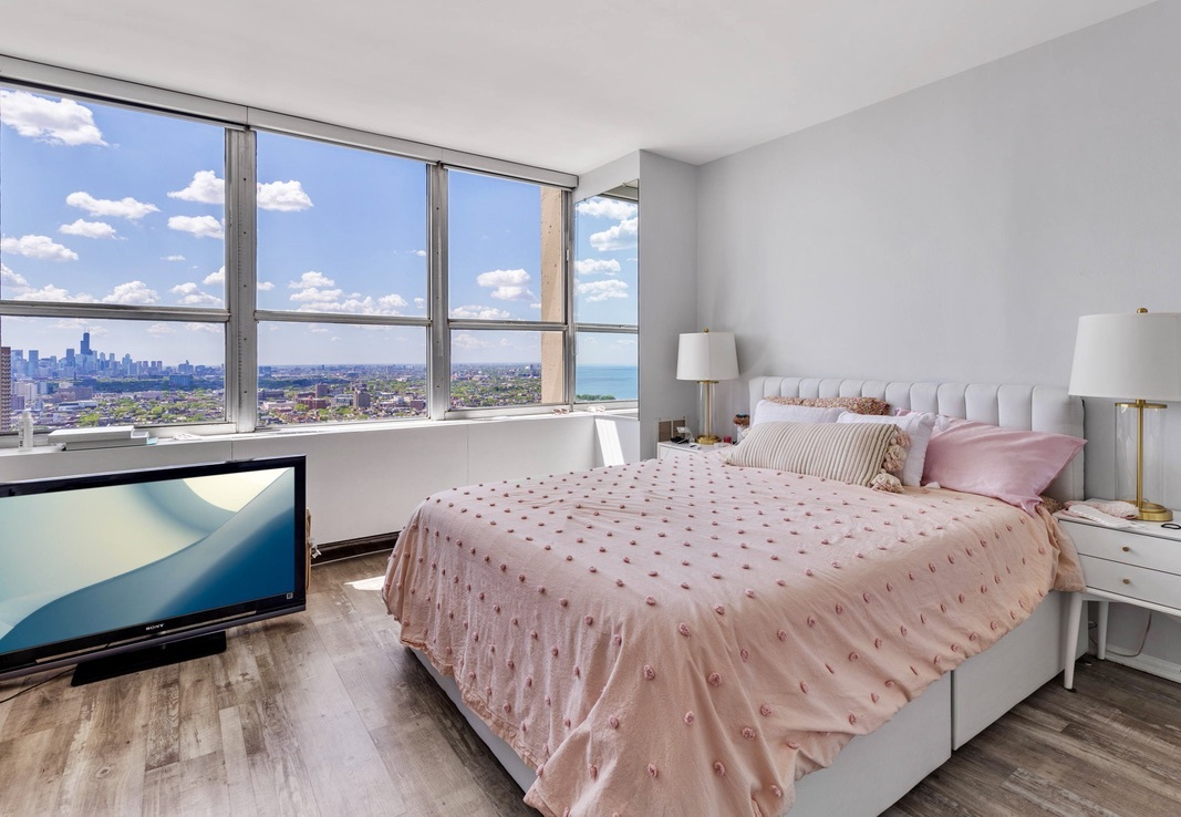 655 West Irving Park Road, Unit 4517 Chicago, IL 60613 - Photo 7 of 27 a bedroom with a bed and a large window