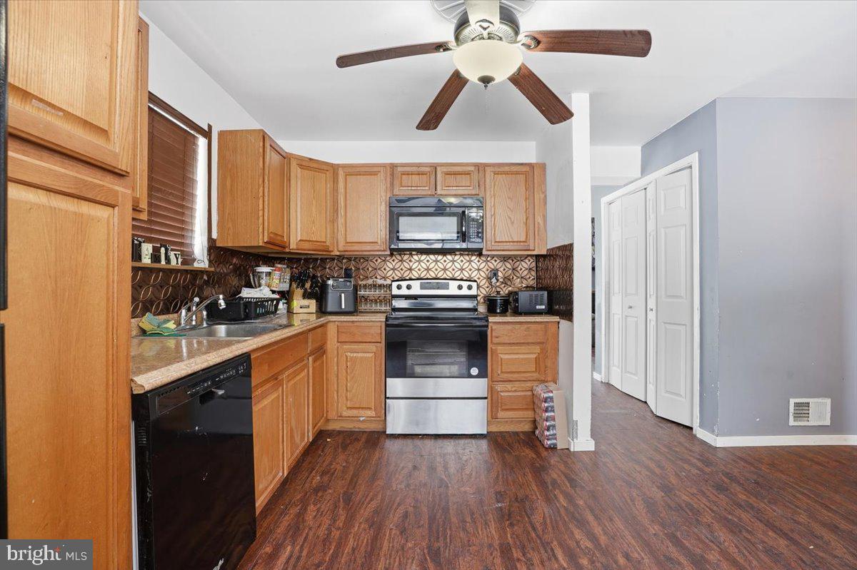 3301 Windemere Drive Bushkill, PA 18324 - Photo 13 of 70 a kitchen with stainless steel appliances a stove and a refrigerator