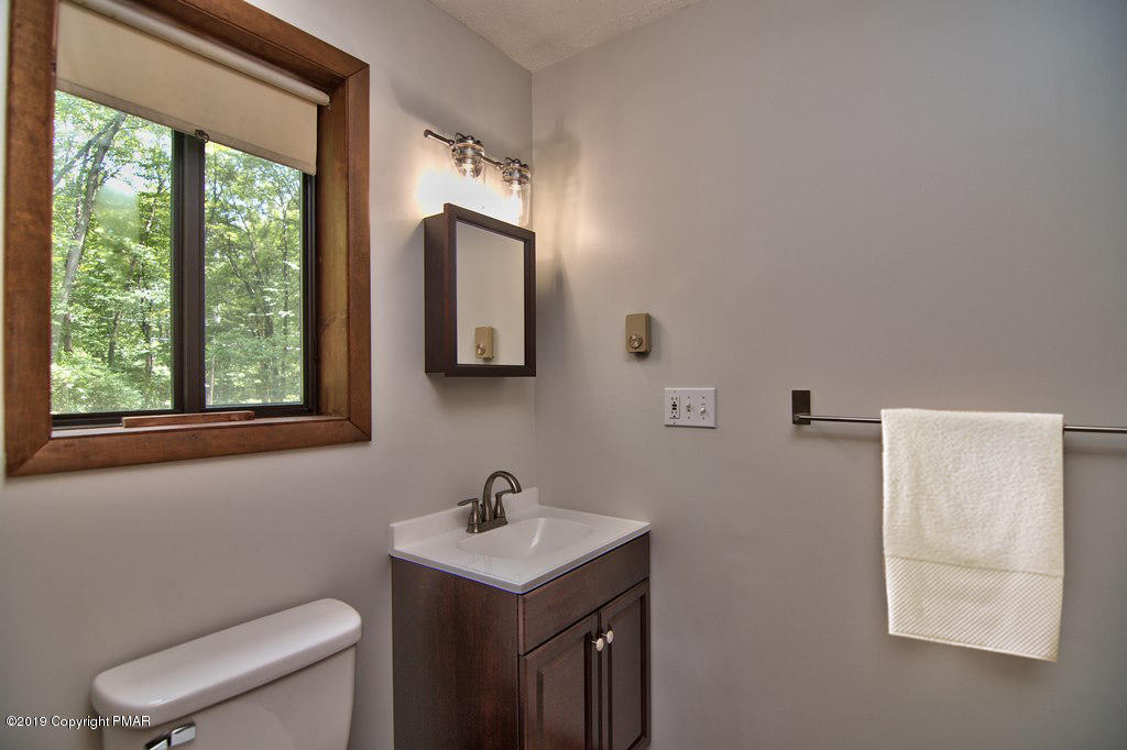 138 Raspberry Drive Canadensis, PA 18325 - Photo 33 of 62 1sr floor bath