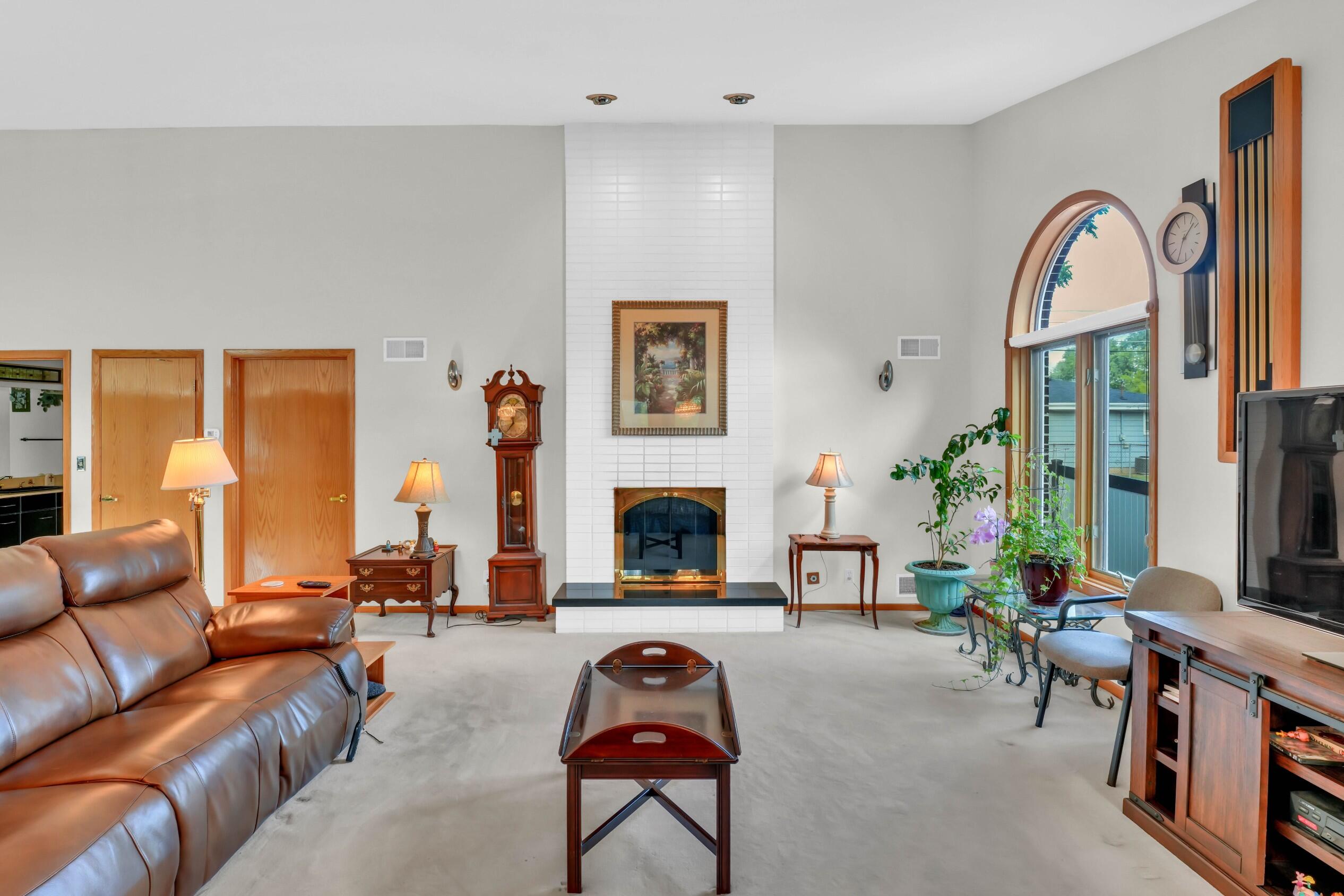 4820 71st Street Kenosha, WI 53142 - Photo 12 of 56 Living room
