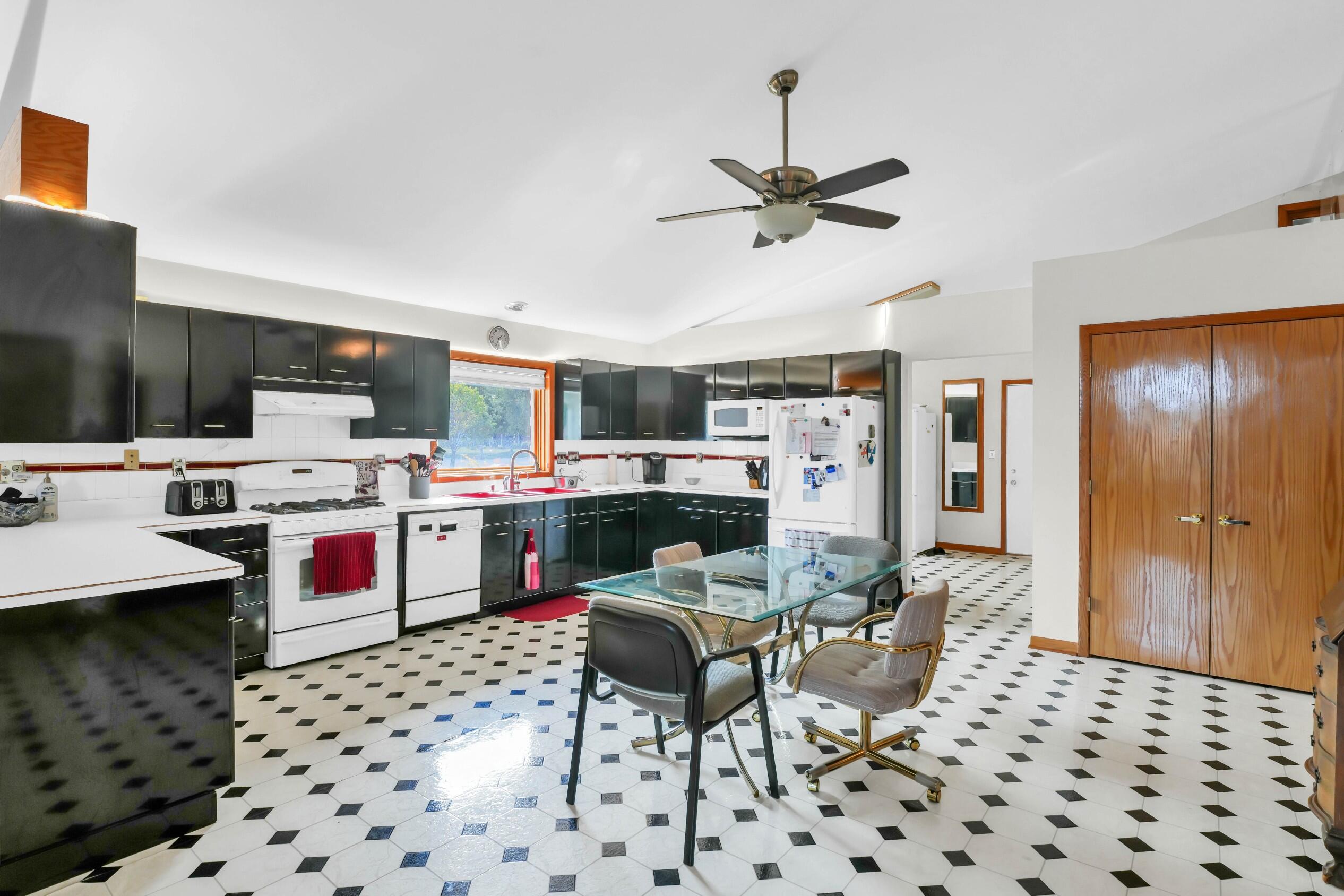 4820 71st Street Kenosha, WI 53142 - Photo 13 of 56 Kitchen