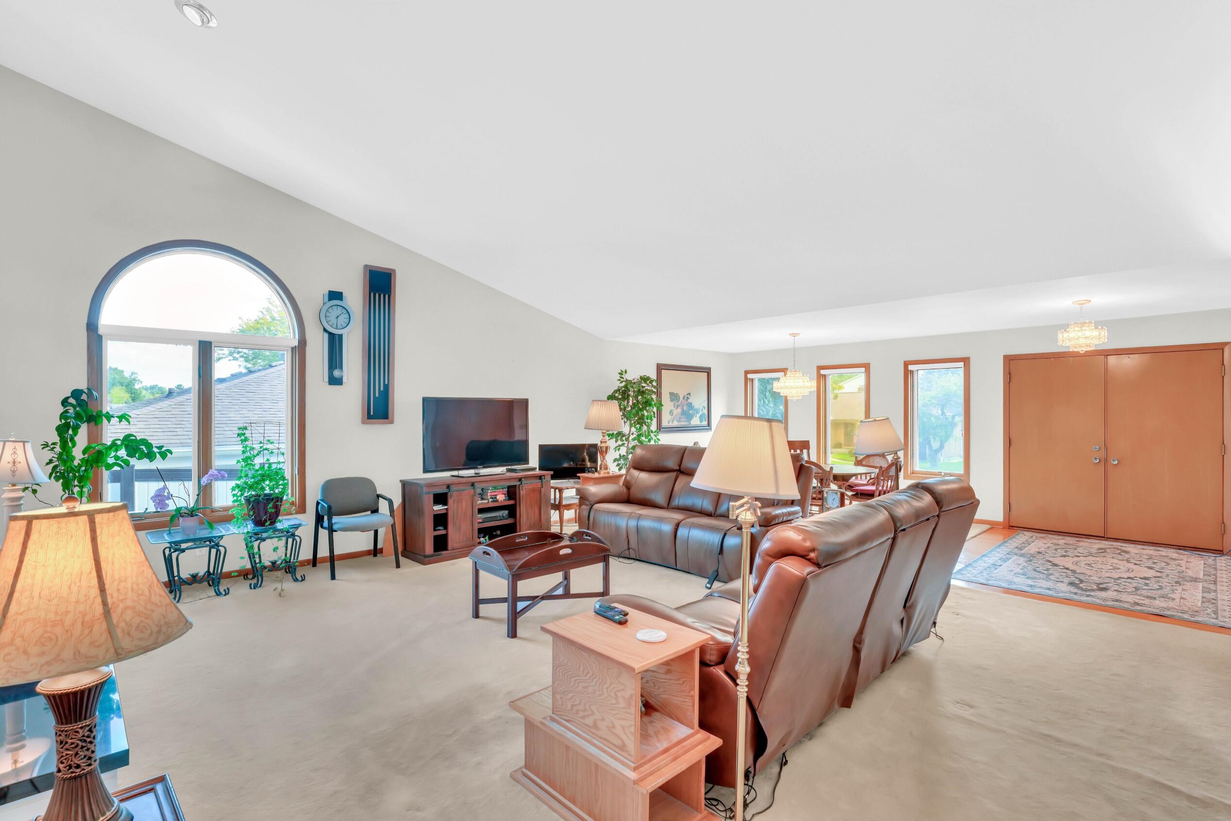 4820 71st Street Kenosha, WI 53142 - Photo 10 of 56 Living room