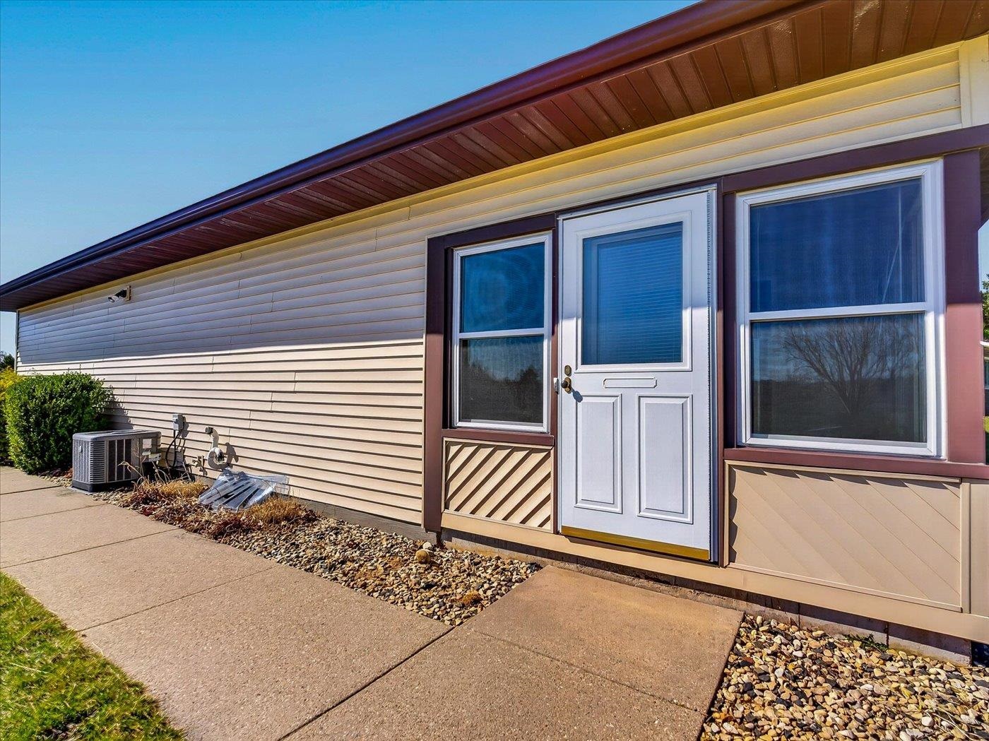 623 Saddle Ridge Portage, WI 53901 - Photo 7 of 40