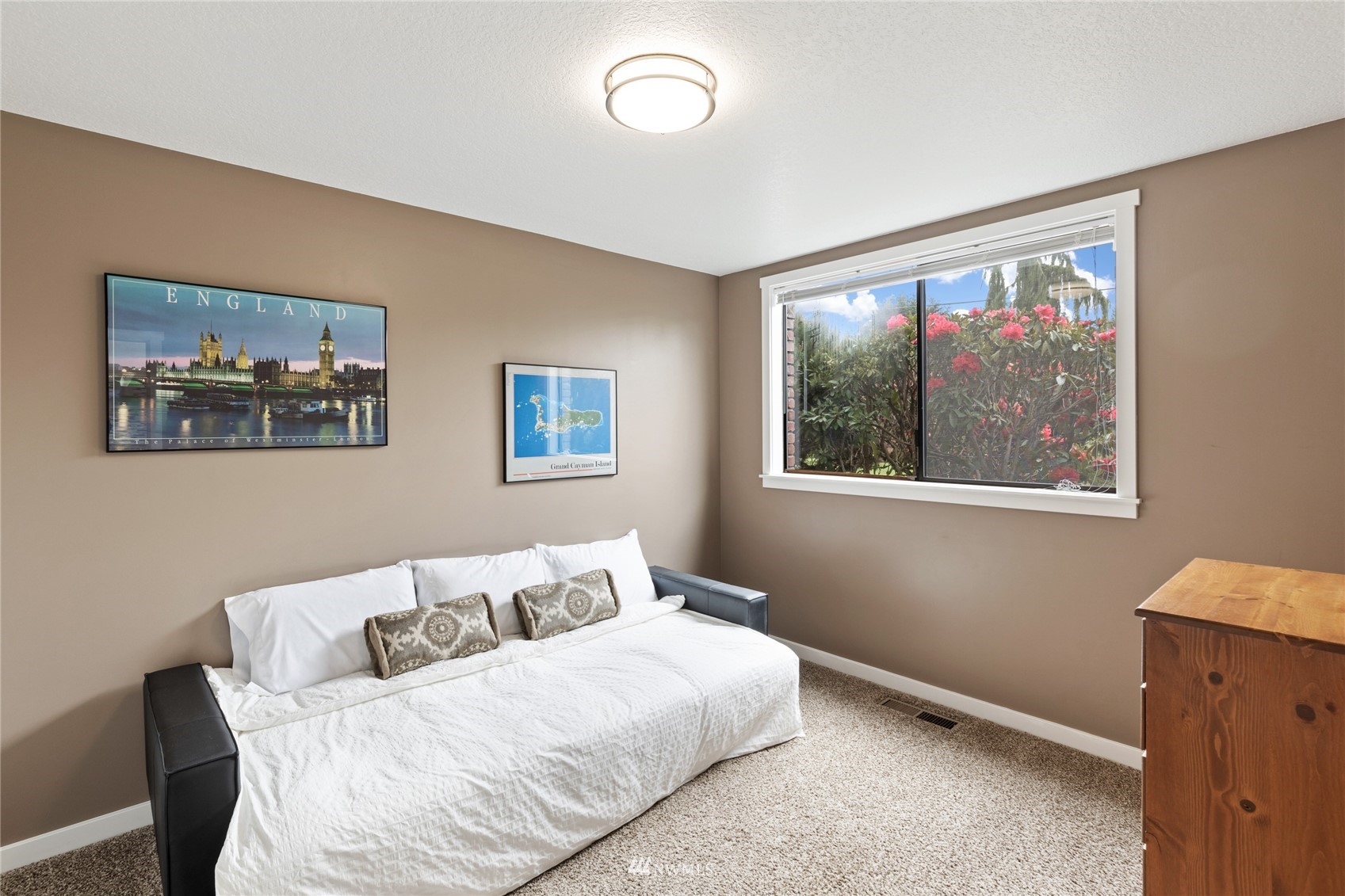 601 View Ridge Drive Everett, WA 98203 - Photo 19 of 38 a bedroom with a bed and a window