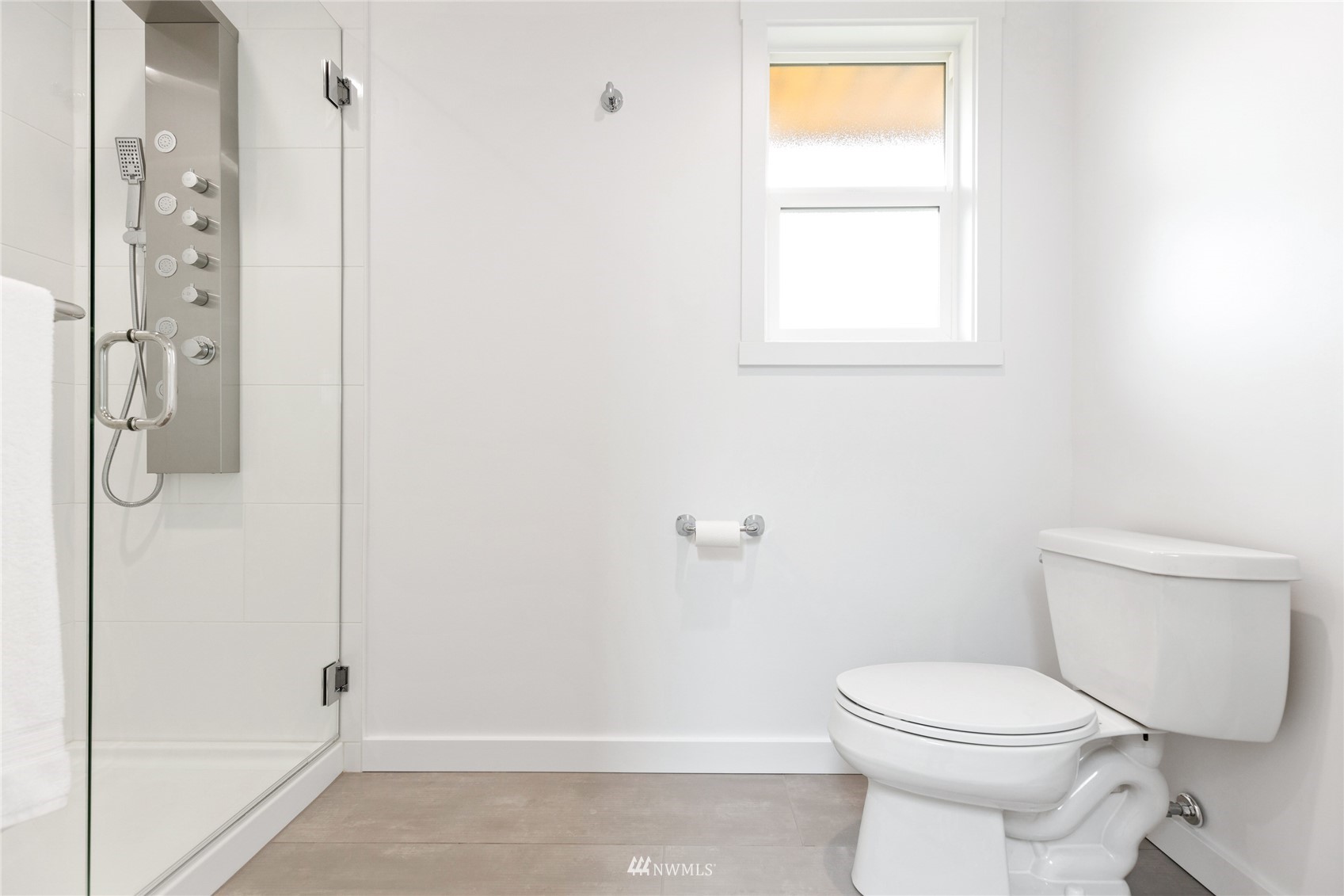 601 View Ridge Drive Everett, WA 98203 - Photo 22 of 38 a bathroom with a toilet and a shower