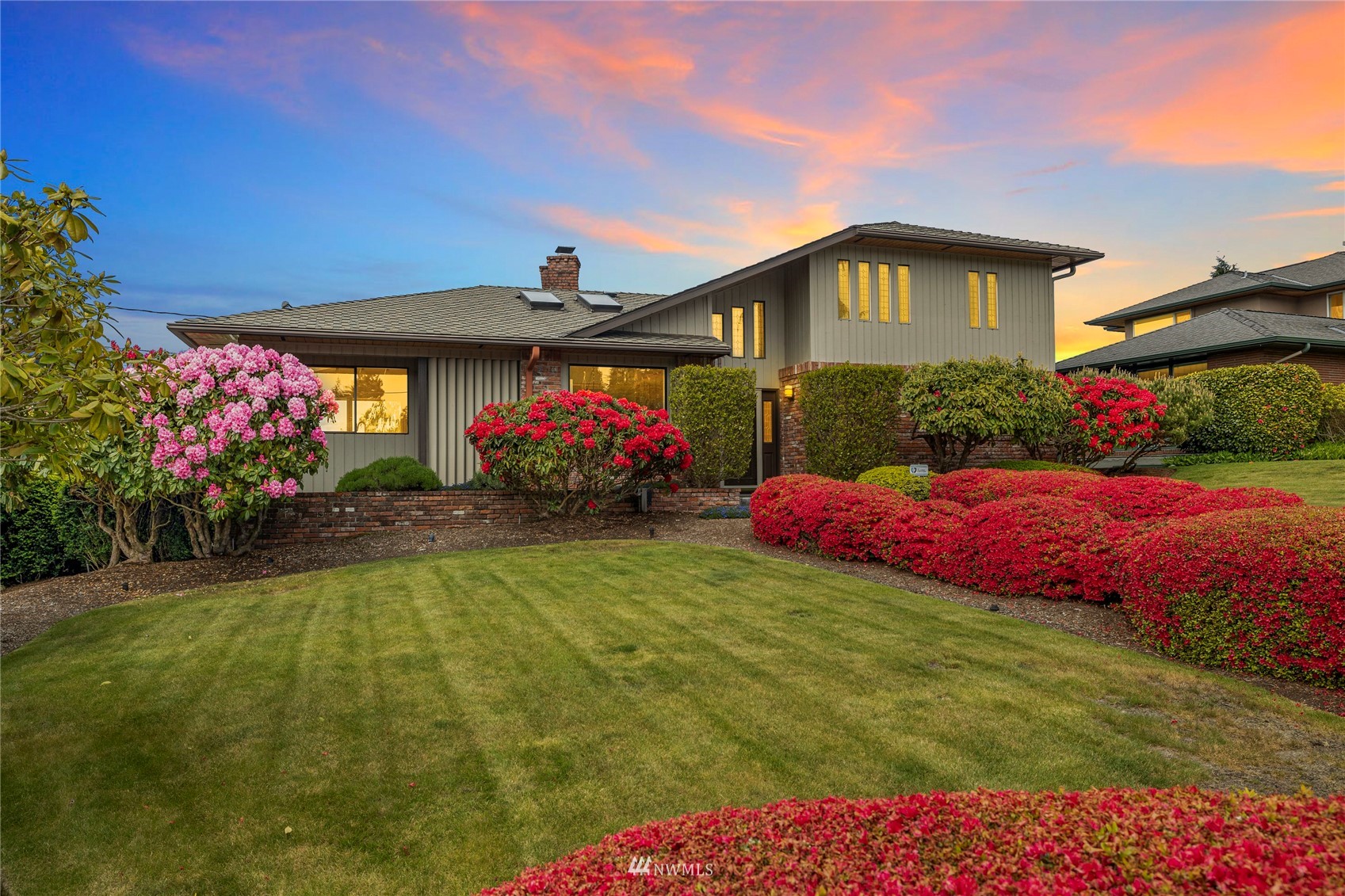 601 View Ridge Drive Everett, WA 98203 - Photo 3 of 38 a front view of a house with a yard