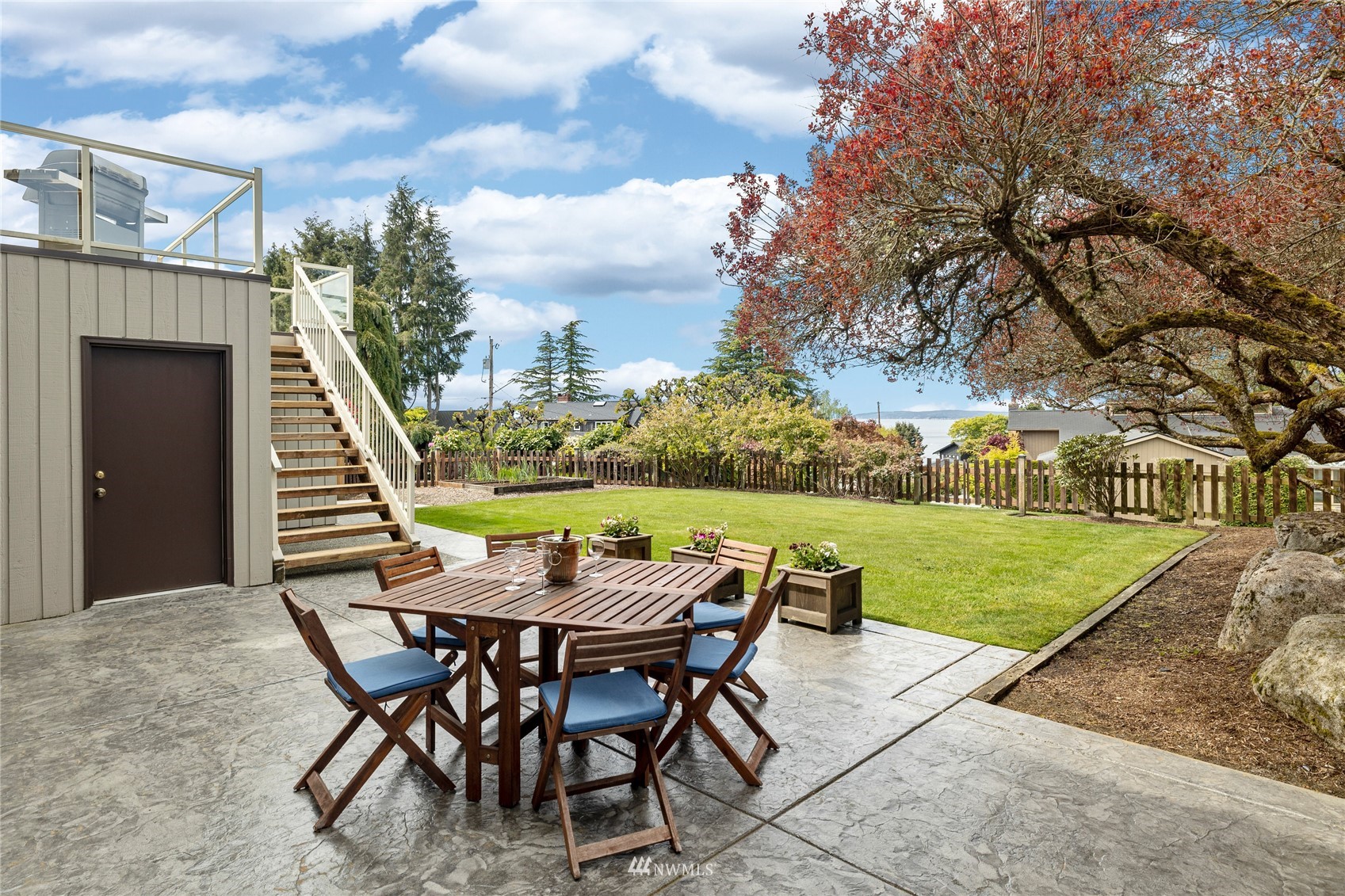 601 View Ridge Drive Everett, WA 98203 - Photo 31 of 38 a view of a chairs and table in backyard