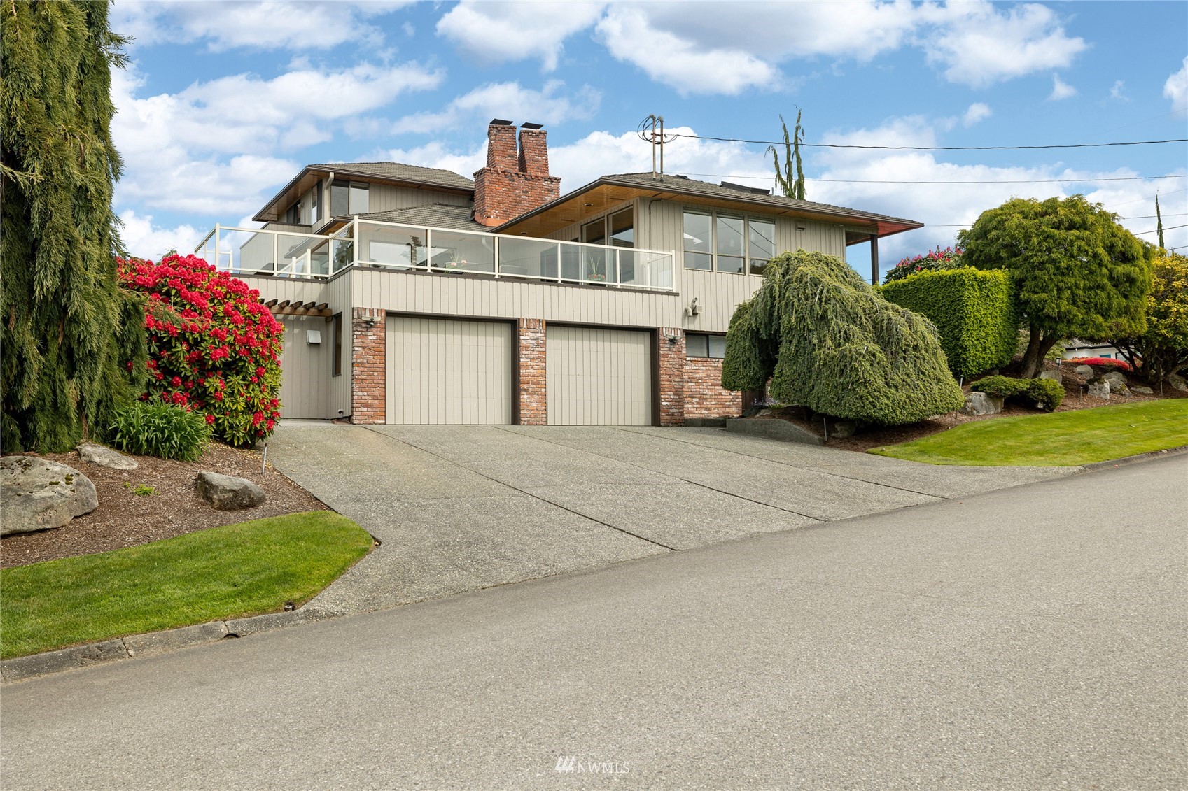 601 View Ridge Drive Everett, WA 98203 - Photo 32 of 38 a front view of a house with a garden and trees
