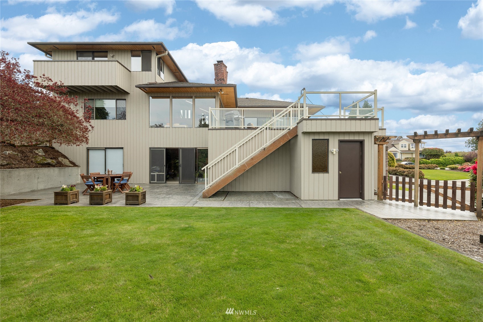601 View Ridge Drive Everett, WA 98203 - Photo 33 of 38 a view of a house with a yard and sitting area