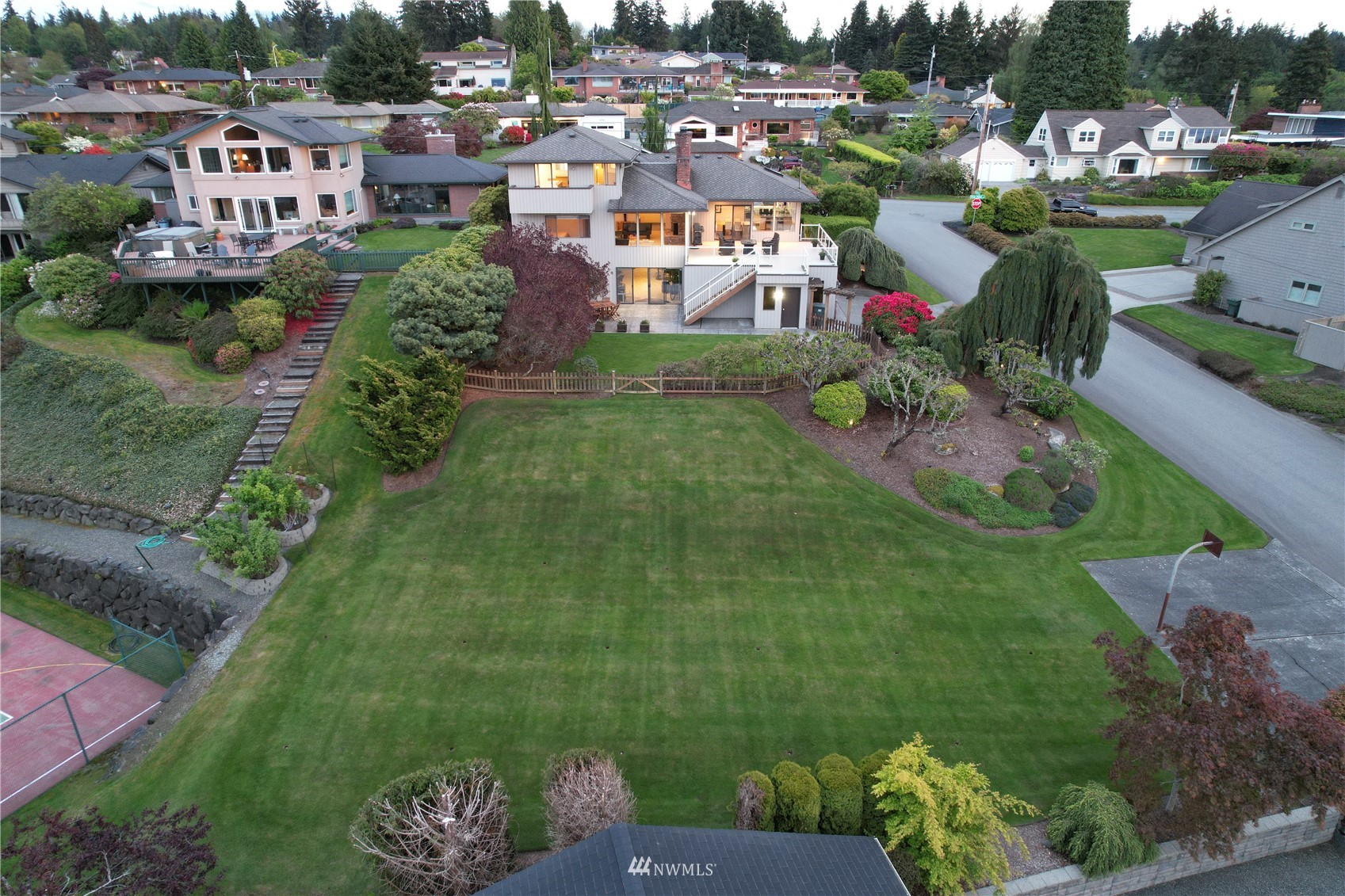 601 View Ridge Drive Everett, WA 98203 - Photo 4 of 38 a view of a city