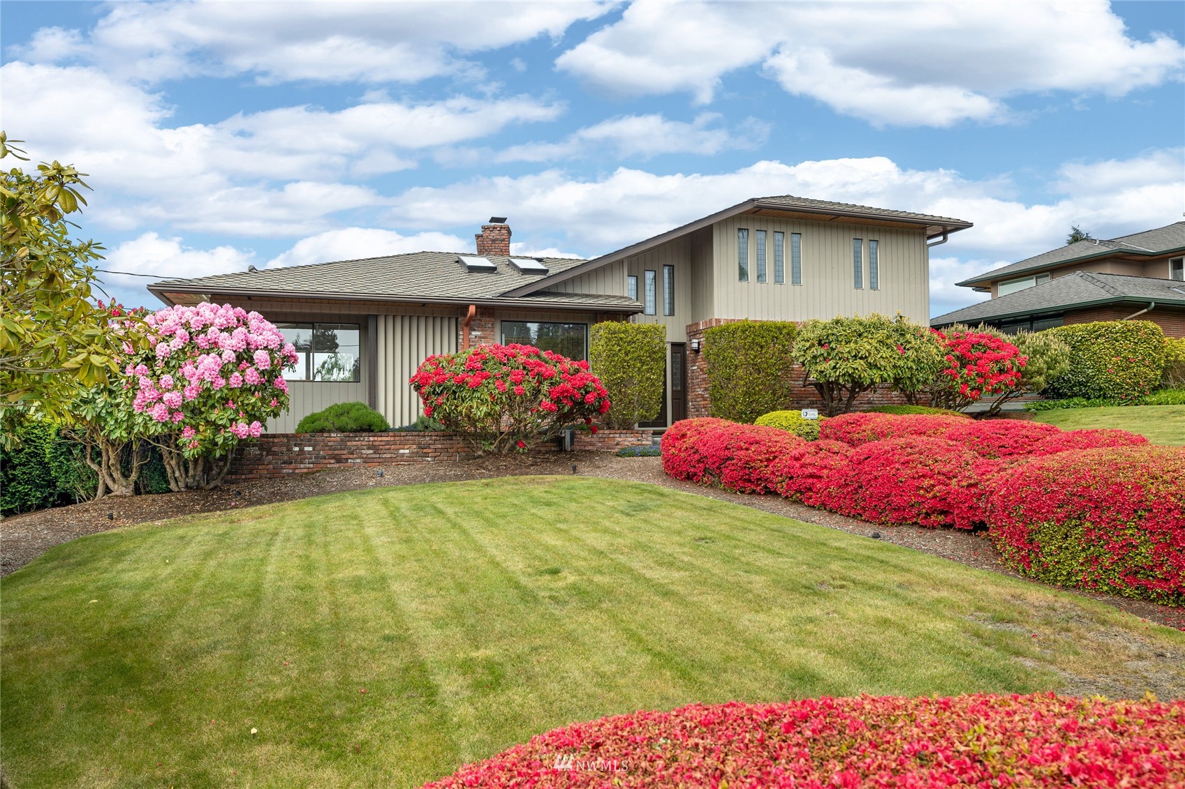 601 View Ridge Drive Everett, WA 98203 - Photo 5 of 38 a view of a house with a yard and garden