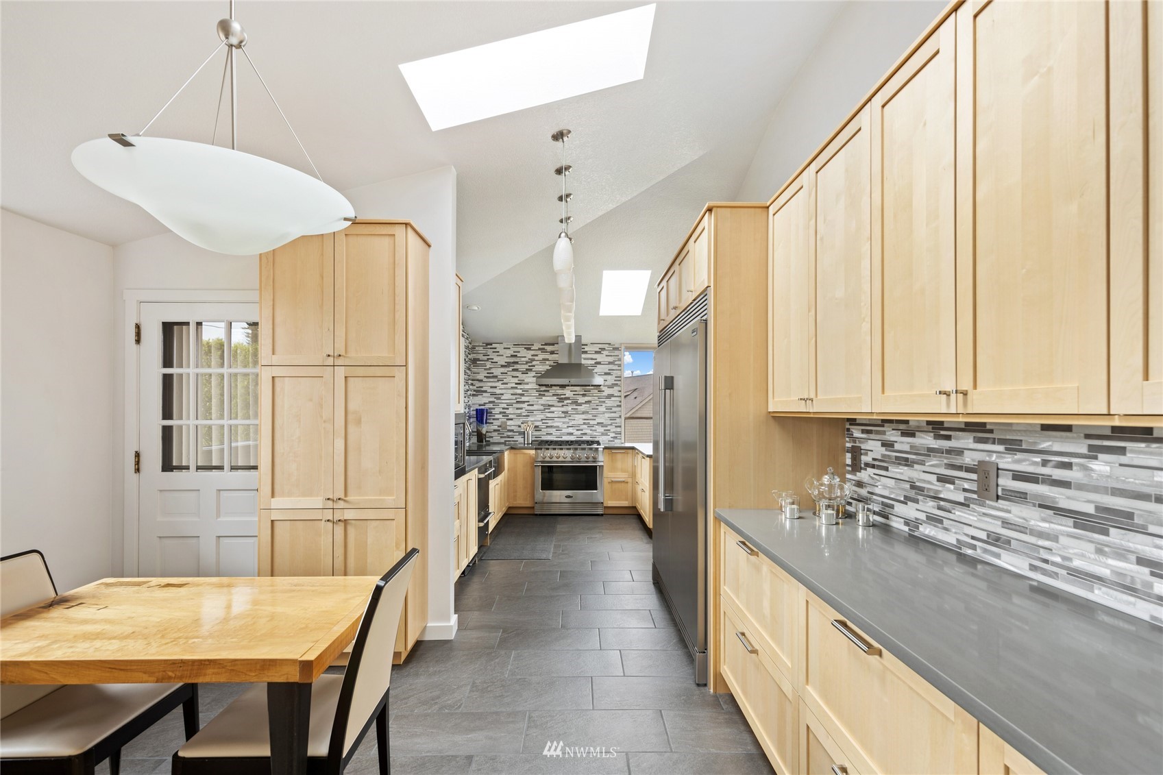 601 View Ridge Drive Everett, WA 98203 - Photo 7 of 38 a view of a kitchen with kitchen island and stainless steel appliances