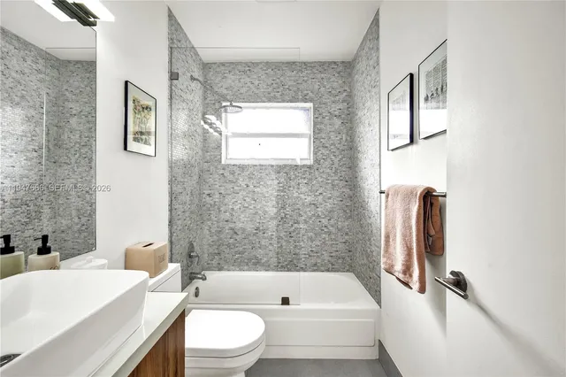 $1,400,000 | 21015 Northeast 19th Court, Miami, FL 33179