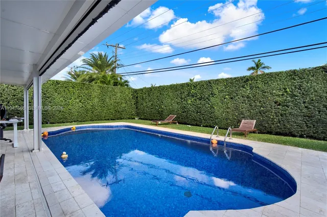 $1,400,000 | 21015 Northeast 19th Court, Miami, FL 33179