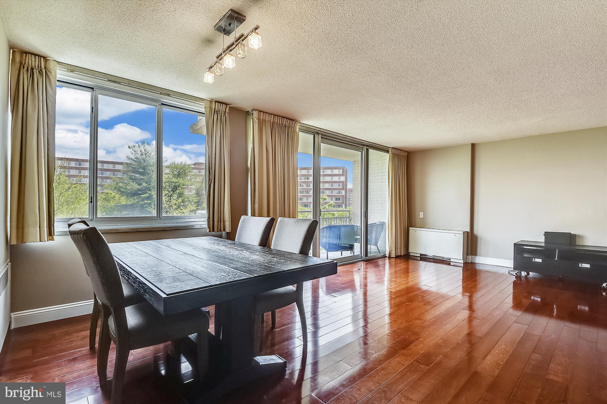 1301 South Arlington Ridge Road, Unit 401 Arlington, VA 22202 - Photo 9 of 30 Bright, natural light throughout