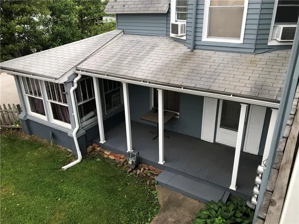 a view of a house with backyard