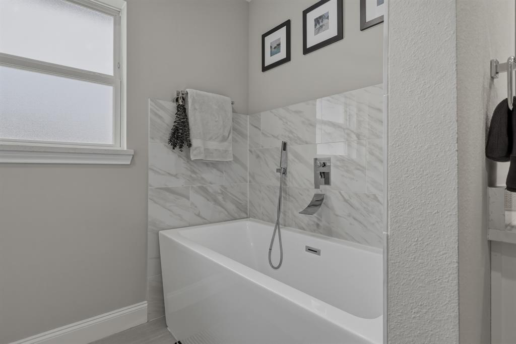 5914 Goodwin Avenue Dallas, TX 75206 - Photo 18 of 32 a bathroom with a bathtub