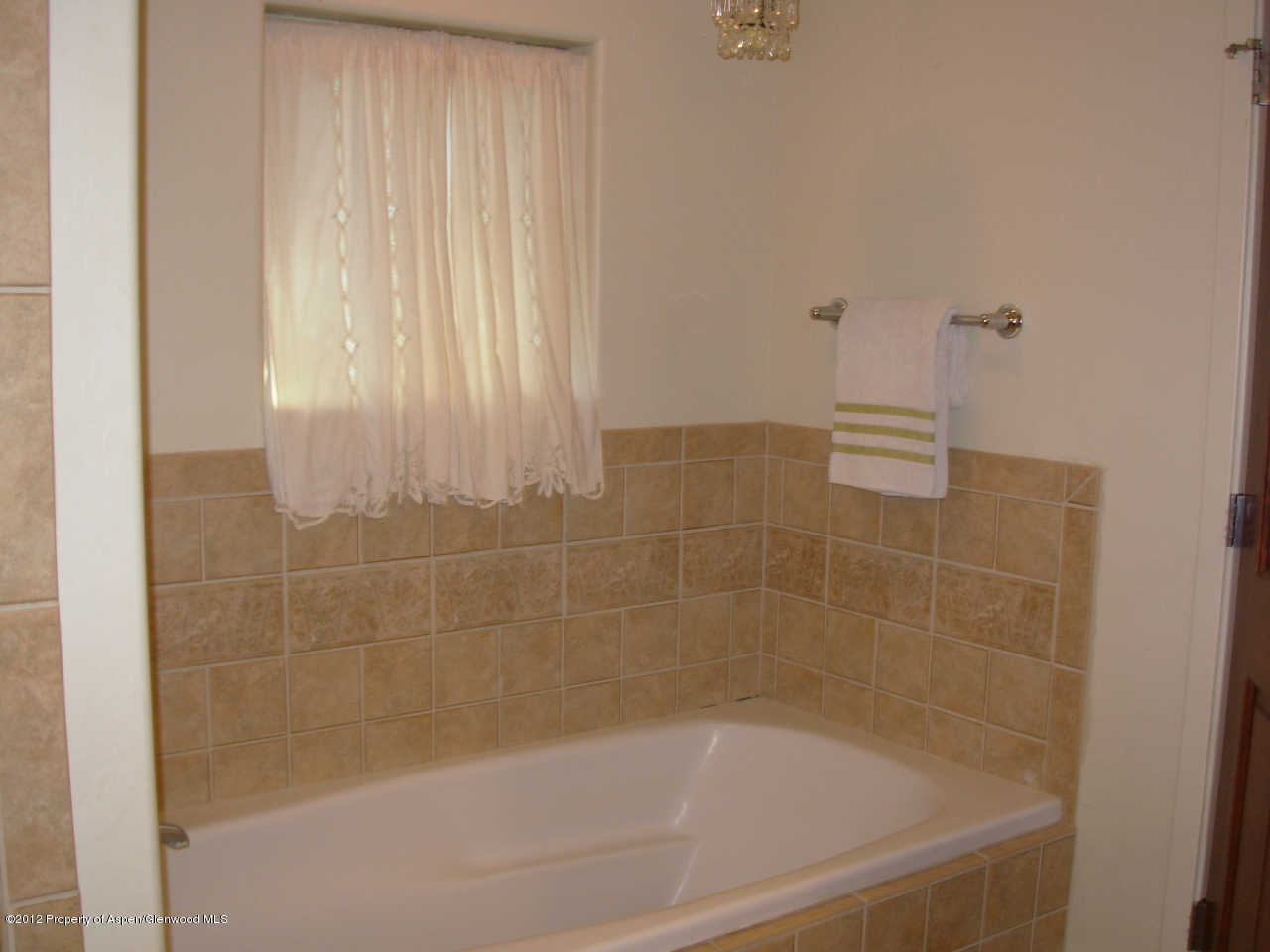 405 Meadow Court Basalt, CO 81621 - Photo 18 of 25 a close up of a bathtub in a bathroom