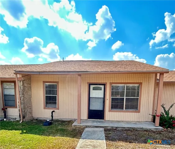 $1,100 | 1051 Country Club Drive, Unit 10, Seguin, TX 78155