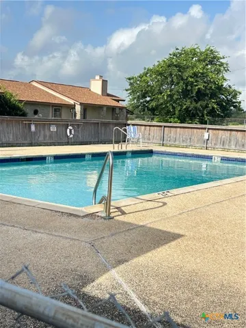 $1,100 | 1051 Country Club Drive, Unit 10, Seguin, TX 78155