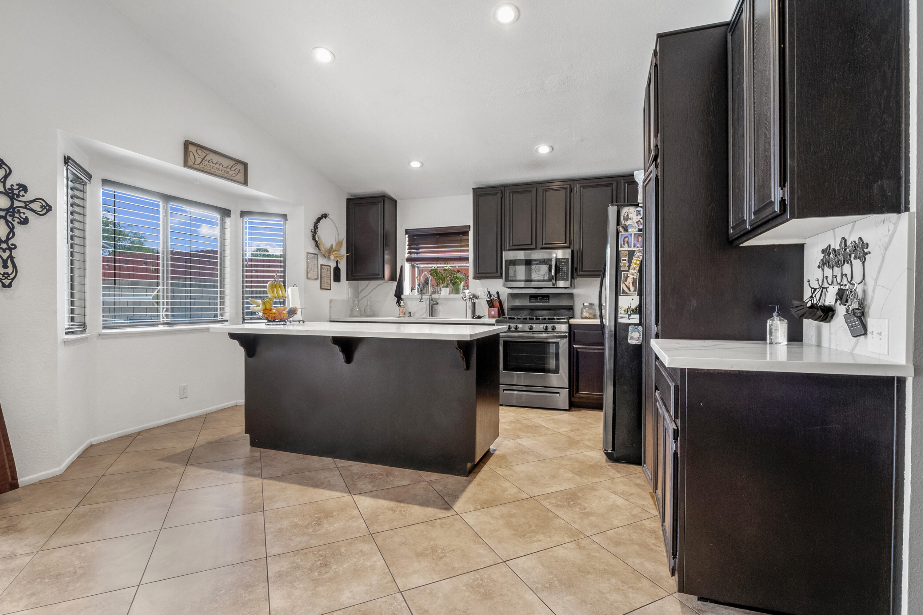 44039 Ruthron Avenue Lancaster, CA 93536 - Photo 4 of 23 Ruthron Ave_007