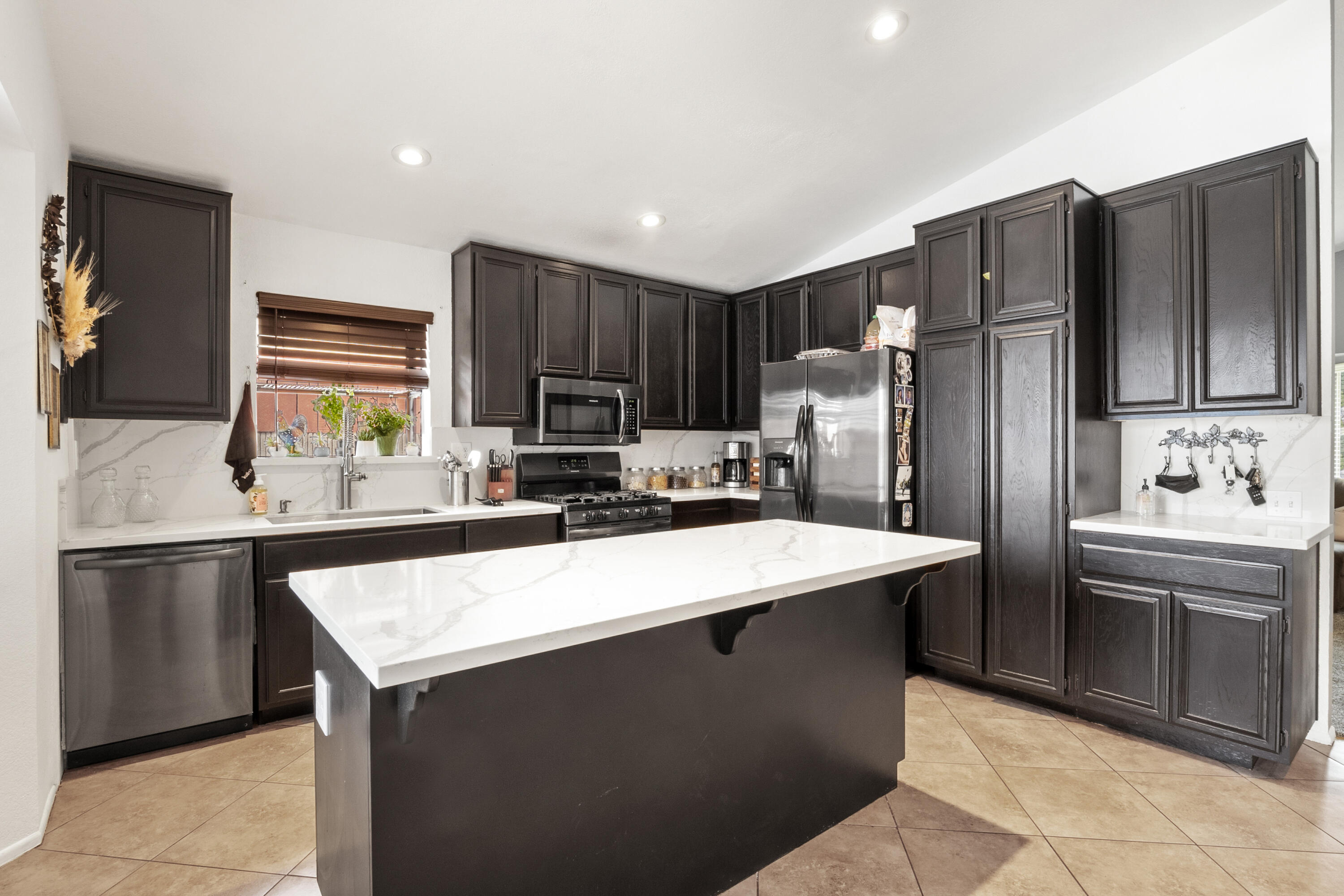 44039 Ruthron Avenue Lancaster, CA 93536 - Photo 6 of 23 Ruthron Ave_009