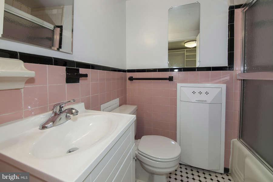 3901 Tunlaw Road Northwest, Unit 401 Washington, DC 20007 - Photo 17 of 27 Bath