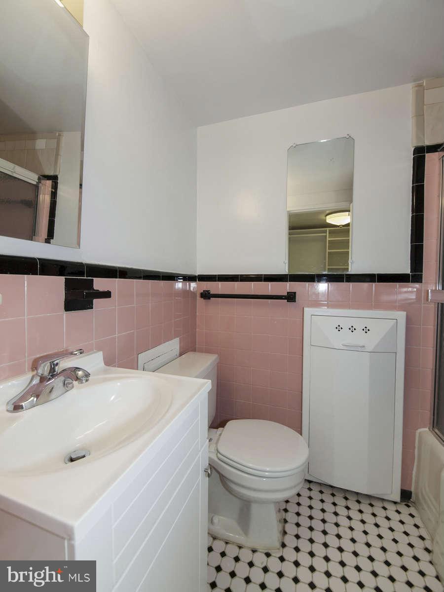 3901 Tunlaw Road Northwest, Unit 401 Washington, DC 20007 - Photo 18 of 27 Bath